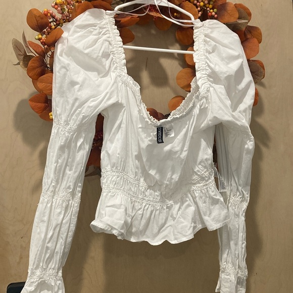 Wht Gathered Fabric Top - Picture 2 of 9